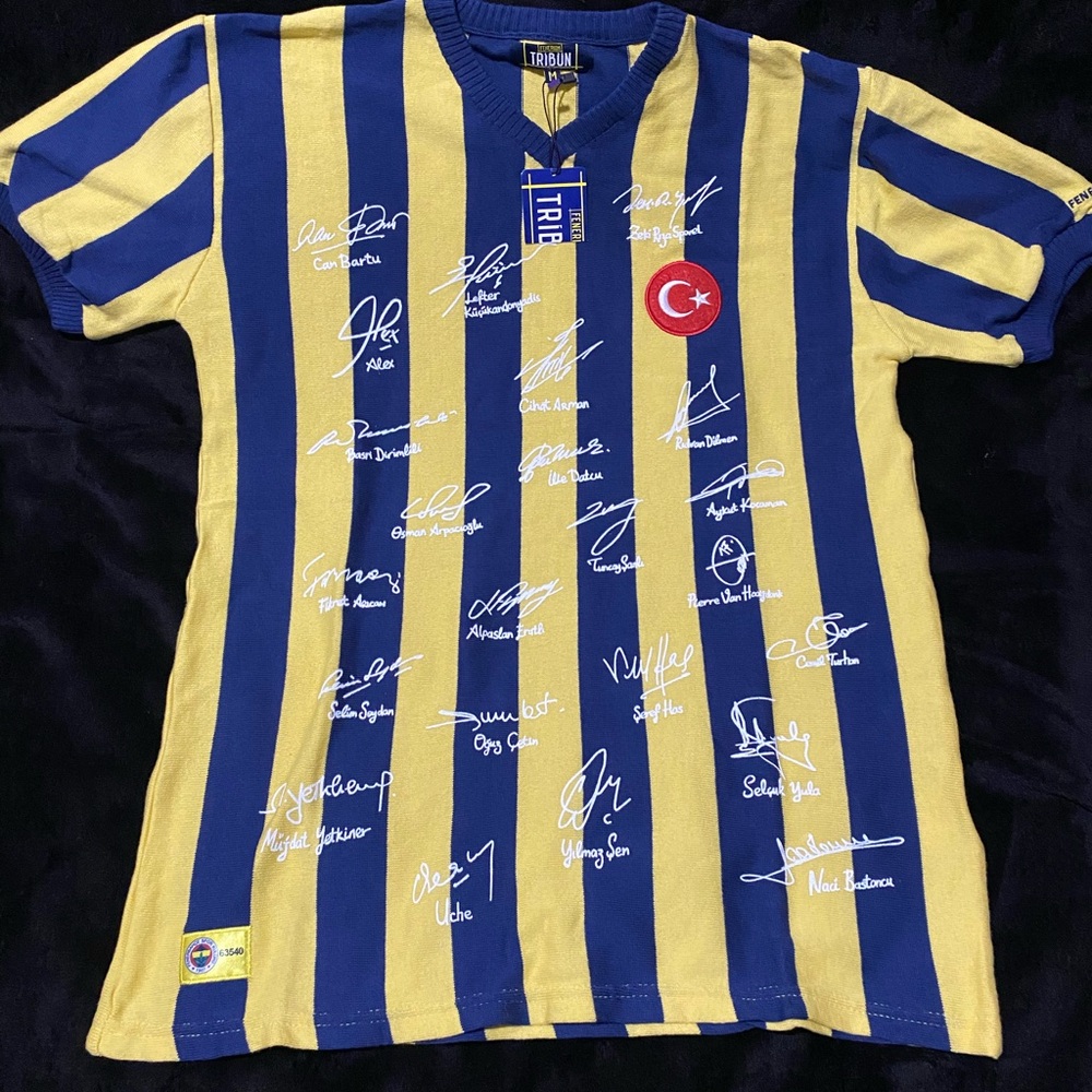 Fenerbahçe 2019 Fenerium Tribün Jersey M NWT – Printed Signatures, Not Game Worn